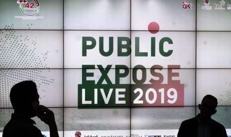 Sejumlah peserta beraktivitas saat berlangsungnya Public Expose 2019 di Gedung Bursa Efek Indonesia (BEI), Jakarta, Selasa (27/8/2019). 