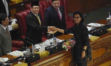 Menteri Keuangan Sri Mulyani Indrawati (kanan) menyampaikan pidato tanggapan pemerintah terhadap pandangan fraksi-fraksi terkait RUU APBN tahun 2020 disaksikan Ketua DPR Bambang Soesatyo (kedua kiri) didampingi Wakil Ketua DPR Fahri Hamzah (kedua kanan) dan Utut Adianto (kiri) dalam Rapat Paripurna ke-4 DPR RI masa persidangan I tahun sidang 2019-2020 di Kompleks Parlemen, Senayan, Jakarta, Selasa (27/8/2019).