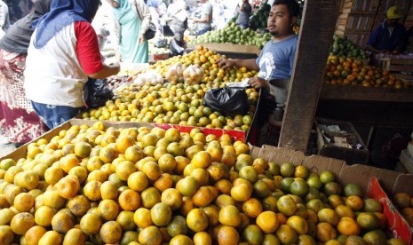 Pedagang buah melayani pembeli di sentra penjualan bua di Bogor, Jawa Barat, Selasa (27/8/2019).