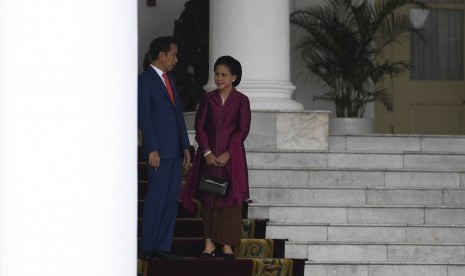 Presiden Joko Widodo (kiri) bersama Ibu Negara Iriana Joko Widodo (kanan) menanti kehadiran tamu negara Raja Malaysia Sri Paduka Baginda Yang Dipertuan Agong XVI, Sultan Abdullah Ri'ayatauddin Al Mustafa Billah Shah Ibni Almarhum Sultan Haji Ahmad Shah Al-Musta'in Billah di Istana Bogor, Jawa Barat, Selasa (27/8/2019).