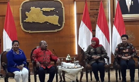 Gubernur Jawa Timur Khofifah Indar Parawansa menggelar pertemuan dengan Gubernur Papua Lukas Enembe di Gedung Negara Grahadi Surabaya, Selasa (27/8).