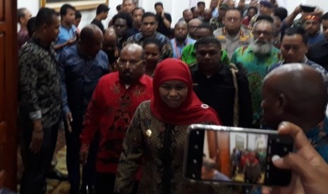 Gubernur Jawa Timur Khofifah Indar Parawansa menggelar pertemuan dengan Gubernur Papua Lukas Enembe di Gedung Negara Grahadi Surabaya, Selasa (27/8)