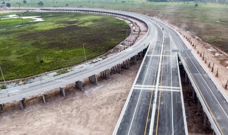 Pertamina menggandeng komunitas mobil menjajal Tol Trans Sumatra. Foto udara simpang susun jalan Tol Trans Sumatera Ruas Palembang Kayu Agung Betung (Kapal Betung), Ogan Komering Ilir (OKI), Sumatera Selatan, (ilustrasi).