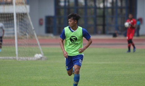 Pemain trial Persib, Alfreanda Dewangga di Stadion Gelora Bandung Lautan Api, Kota Bandung, Selasa (27/8). 