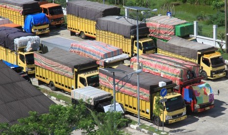 Sejumlah mobil angkutan barang terpaksa diparkir di halaman Pelabuhan Penyeberangan Meulaboh-Sinabang Desa Gampong Teugoh, Kecamatan Samatiga, Aceh Barat, Aceh, Selasa (27/8/2019).