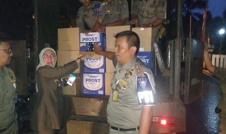 Sebanyak 1.500 botol minuman keras (Miras) dari berbagai merk siap edar diamankan Satpol PP Kota Depok (ilustrasi) Aparat gabungan Satpol PP Kota Depok, Polresto Depok dan TNI, merazia kafe yang melanggar aturan Pembatasan Sosial Berskala Besar (PSBB) Proposional, Jumat (30/10) malam. Dalam razia kafe yang terletak di Jalan Raya Bogor ditemukan ratusan botol minuman keras (miras) yang disembuyikan di dalam mobil pemilik kafe.