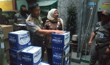 Sebanyak 1.500 botol minuman keras (miras) dari berbagai merek siap edar diamankan di warung klontong dan jamu yang kedapatan menjual miras di Depok (ilustrasi).