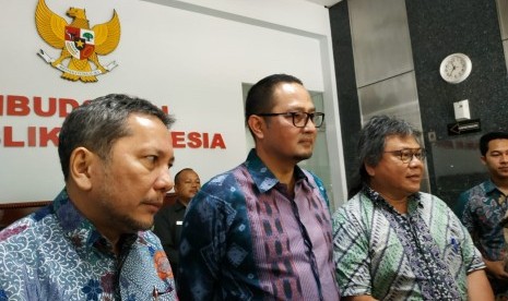 Dirjen Aptika Kemenkominfo, Semuel A Pangarepan, didampingi anggota Ombudsman RI memberikan keterangan terkait pemblokiran akses internet di Papua dan sekitarnya, Rabu (28/8). Kemenkominfo mengungkapkan pemblokiran berlanjut karena masukan pihak keamanan.