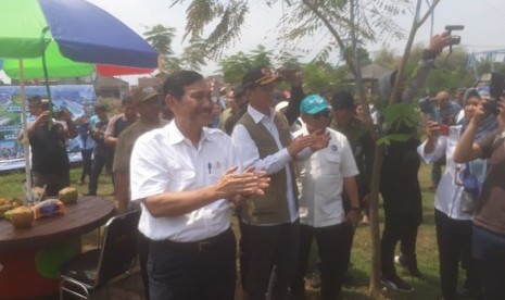 Menteri Koordinator Bidang Kemaritiman, Luhut Binsar Pandjaitan meninjau Oxbow Sungai Citarum di Bojongsoang, Rabu (28/8). 