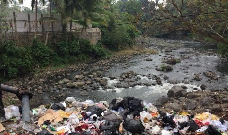 Warga keluhkan pencemaran Sungai Cikunir, Kelurharan Cibeuti, Kecamatan Kawalu, Kota Tasikmalaya, Jawa Barat. KLHK meluncurkan mobil laboratorium agar dapat merespons dengan cepat ancaman pencemaran lingkungan.