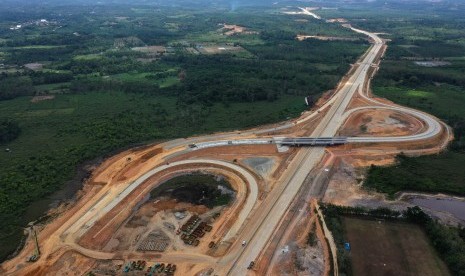 Foto aerial proyek pembangunan jalan Tol Balikpapan-Samarinda yang melintasi wilayah Samboja di Kutai Kartanegara, Kalimantan Timur, Rabu (28/8/2019)