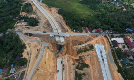 Foto aerial proyek pembangunan jalan Tol Balikpapan-Samarinda yang melintasi wilayah Samboja di Kutai Kartanegara, Kalimantan Timur, Rabu (28/8/2019)