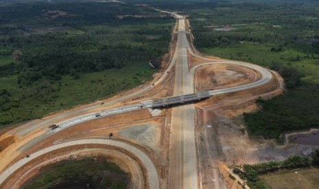 Foto aerial proyek pembangunan jalan Tol Balikpapan-Samarinda yang melintasi wilayah Samboja di Kutai Kartanegara, Kalimantan Timur, Rabu (28/8/2019)