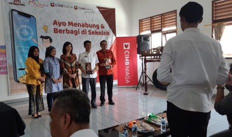 PT Bank CIMB Niaga Tbk mengajak pelajar dari SMAN 1 Purwakarta, untuk gemar menabung, Rabu (28/8).