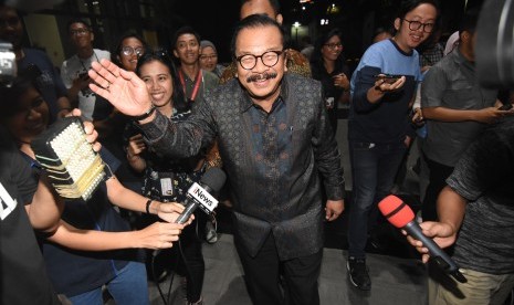 Mantan Gubernur Jawa Timur Soekarwo meninggalkan gedung KPK seusai menjalani pemeriksaan di Jakarta, Rabu (28/8/2019).