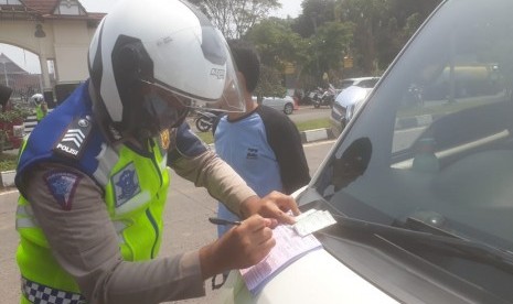 Operasi Patuh Lodaya Hari Pertama di Wilayah Hukum Polres Bandung, Pelanggar Didominasi pengendara yang tidak menggunakan helm dan melawan arus, Kamis (29/8). 