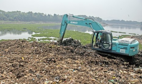 Petugas mengoperasikan alat berat untuk mengeruk sampah plastik dan sampah tanaman Eceng pada bantaran Sungai Citarum di kawasan Cihampelas, Kabupaten Bandung Barat, Jawa Barat, Kamis (29/8/2019).