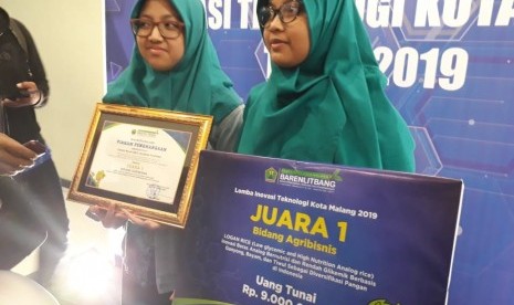 Dua siswi MTS Negeri 1 Kota Malang berhasil menjadi juara I dalam bidang agribisnis melalui beras analog di Inovasi Teknologi 2019, Savana Hotel & Convention, Kota Malang, Kamis (29/8)