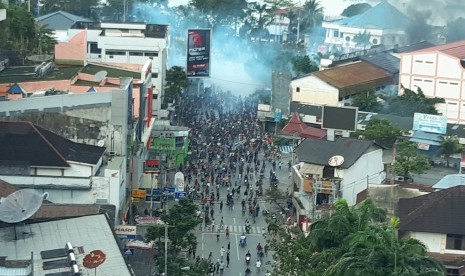 Suasana kericuhan saat aksi massa dibubarkan oleh petugas kepolisian di Jayapura, Papua, Kamis (29/8/2019).