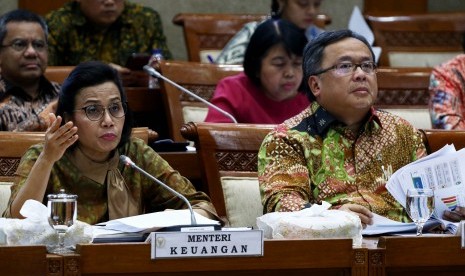 Menteri Keuangan Sri Mulyani Indrawati (kiri) bersama Menteri Perencanaan dan Pembangunan Nasional/Kepala Bappenas, Bambang Brodjonegoro (kanan) memberikan paparan saat rapat kerja bersama Komisi XI DPR di Kompleks Parlemen, Senayan, Jakarta, Kamis (29/8/2019). 