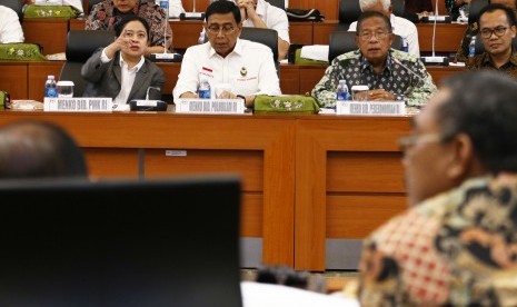 Menteri Koordinator Bidang Perekonomian Darmin Nasution (kanan) didampingi Menteri Koordinator Bidang Pembangunan Manusia dan Kebudayaan Puan Maharani (kiri) dan Menteri Koordinator Bidang Politik, Hukum dan Keamanan Wiranto (tengah) memberikan paparan saat mengikuti rapat kerja bersama Badan Anggaran DPR di Kompleks Parlemen, Senayan, Jakarta, Kamis (29/8/2019).