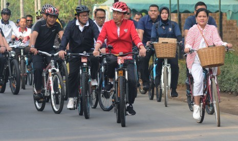 Presiden Joko Widodo (kedua kanan) didampingi Ibu Negara Iriana (kanan) bersama Seskab Pramono Anung (ketiga kanan) bersepeda bersama di Komplek Candi Borobudur di Magelang, Jawa Tengah, Jumat (30/8/2019).