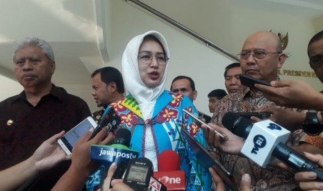 Ketua Asosiasi Pemerintah Kota Seluruh Indonesia (APEKSI) Airin Rachmi Diany dan jajaran APEKSI lainnya usai menemui Wakil Presiden Jusuf Kalla di Kantor Wapres, Jakarta, Jumat (30/8).