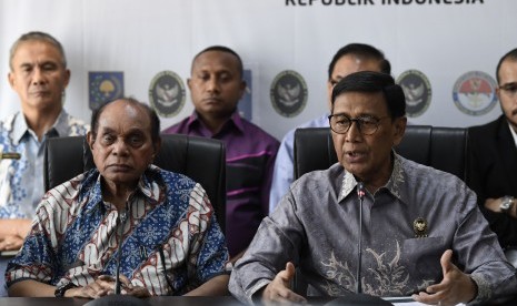 Menkopolhukam Wiranto (kanan) bersama tokoh Papua dan Papua Barat Freddy Numberi (kiri) menyampaikan keterangan terkait kondisi keamanan Papua di Jakarta, Jumat (30/8/2019). 