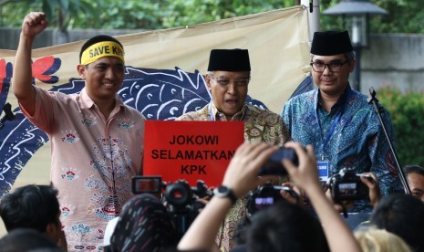 Ketua Umum Pengurus Besar Nahdlatul Ulama (PBNU) Said Aqil Siradj (tengah) memberikan sambutan saat aksi solidaritas Selamatkan KPK di Gedung KPK, Jakarta, Jumat (30/8/2019).