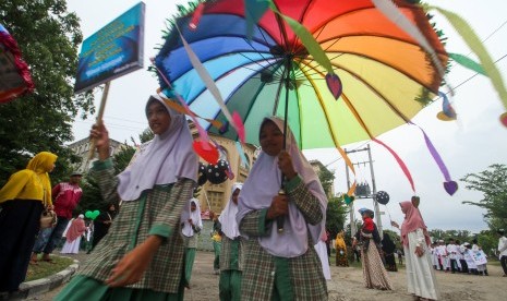 Peserta membawa berbagai atribut muslim saat mengikuti pawai ta’ruf menyambut tahun baru Islam 1 Muharram 1441 Hijriah, mengelilingi Kota Lhokseumawe, Aceh, Jumat (30/8/2019).