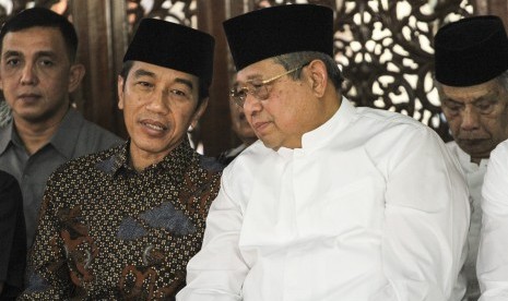 Presiden Joko Widodo (kiri) berbincang dengan Presiden keenam RI Susilo Bambang Yudhoyono (SBY). (ilustrasi)