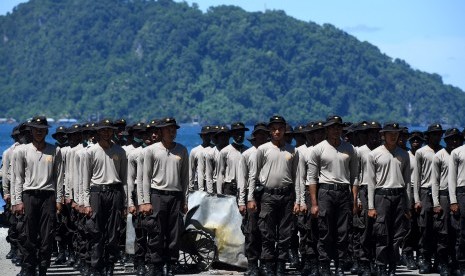 Sejumlah polisi berbaris saat mendapatkan arahan di Jayapura, Papua, Sabtu (31/8/2019). 