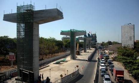 Pekerja beraktivitas di lokasi proyek jalan tol layang di jalan Andi Pangeran Pettarani, Makassar, Sulawesi Selatan, Sabtu (31/8/2019).