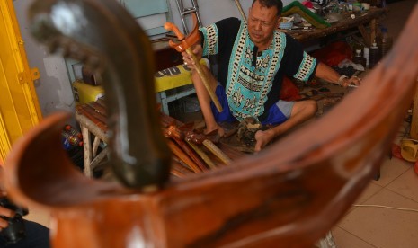 Perajin warangka (sarung) keris Slamet Hari Budiono menyelesaikan pesanan pelanggan di Jombang, Jawa Timur, Sabtu (31/8/2019). (Antara/Syaiful Arif)