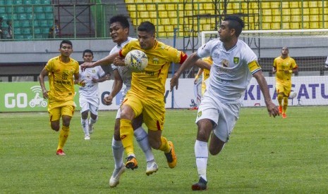 Pesepak bola Bhayangkara Fc Ramiro (tengah) dijaga pemain belakang Persebaya Dutra (kanan) pada lanjutan liga 1 di Stadion Patriot Chandrabahaga, Bekasi, Jawa Barat, Sabtu (31/8/2019).