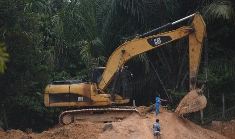 Sejumlah anak bermain di kawasan yang masuk ke dalam wilayah ibu kota negara baru di Kecamatan Sepaku, Penajam Paser Utara, Kalimantan Timur, Sabtu (31/8/2019).