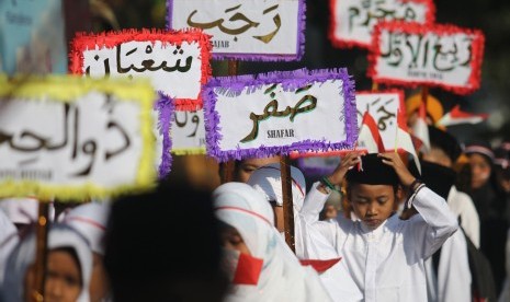 Pelajar SD Negeri Pesantren 2 mengikuti pawai memperingati Tahun Baru 1441 Hijriah di Kelurahan Pesantren, Kota Kediri, Jawa Timur, Sabtu (31/8/2019).