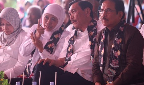 Menteri Koordinator Maritim Luhut Binsar Panjaitan (ke dua kanan) berbincang dengan Gubernur Jawa Timur Khofifah Indar Parawansa (ke dua kiri) didampingi Menteri Agraria dan Tata Ruang Badan Pertanahan Nasional Sofyan A Djalil (kanan) dan Bupati Kediri Haryanti Sutrisno (kiri) saat melakukan kunjungan kerja di kawasan terdampak pembangunan bandara di Grogol, Kediri, Jawa Timur, Sabtu (31/8/2019). 