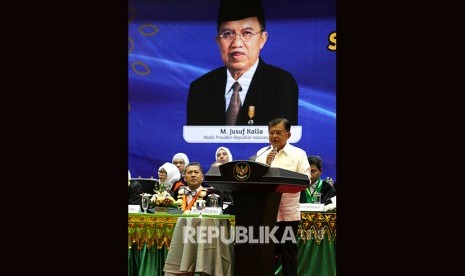 Wakil Presiden Indonesia Jusuf Kalla menyampaikan orasi ilmiah di Gedung AAC Dayan Dawood Universitas Syiah Kuala (Unsyiah), Banda Aceh, Aceh, Senin (2/9/2019).