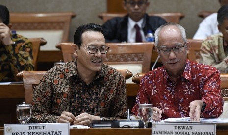 Direktur Utama BPJS Kesehatan Fachmi Idris (kiri) dan Ketua Dewan Jaminan Sosial Nasional (DJSN) Tubagus Achmad Choesni (kanan) mengikuti rapat kerja gabungan Komisi IX dan Komisi XI di Jakarta, Senin (2/9/2019). 