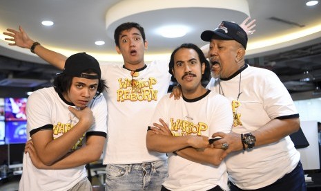 Pemeran Dono, Kasino, dan Indro pada Film Warkop DKI Reborn 3, Aliando Syarief (kiri), Adipati Dolken (kedua kiri) dan Randy Danistha (kedua kanan) bersama aktor Indro (kanan) berpose saat berkunjung ke redaksi Kantor Berita Antara di Jakarta, Senin (2/9/2019).