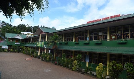 Suasana halaman SD Hikma Yapis I di Kota Jayapura, Papua, Senin (2/9/2019)