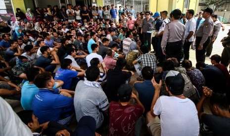 Sejumlah pencari suaka menunggu keputusan tempat tinggal dari UNHCR di Tempat Penampungan Sementara, Kalideres, Jakarta, Senin (2/9/2019).