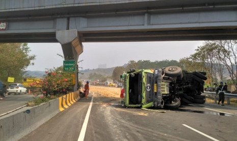 21 kendaraan terlibat kecelakaan beruntun di ruas Tol Cipularang KM 91+200 jalur B, Kabupaten Purwakarta, Senin (2/9).