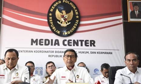 Menko Polhukam Wiranto (tengah) memberikan keterangan pers terkait kondisi terkini Papua di Kemenko Polhukam, Jakarta, Senin (2/9/2019).