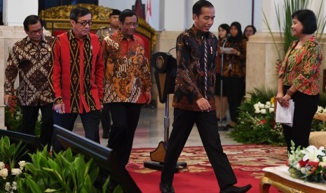 Presiden Joko Widodo (kedua kanan) didampingi Menkum HAM Yasonna Laoly (kedua kiri)