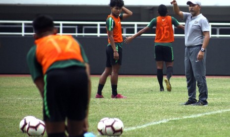 Pelatih timnas U-19, Fakhri Husaini (kanan) memberikan intruksi kapada pesepak bola Timnas Indonesia U-19 saat pemusatan latihan di Stadion Pakansari, Cibinong, Bogor, Jawa Barat, Senin (2/9/2019).