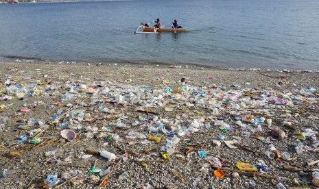 Ilustrasi pantai yang dipenuhi sampah plastik. Polusi plastik, perubahan iklim, penangkapan ikan dan pariwisata yang tidak bertanggung jawab mengancam keanekaragaman di wilayah segitiga terumbu karang.