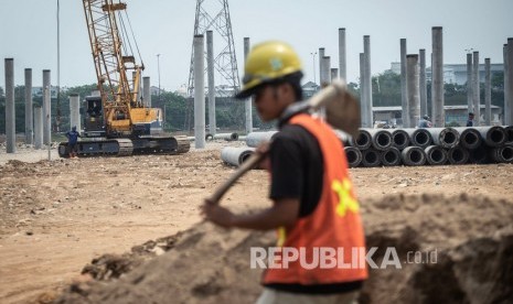 Pekerja beraktivitas di lokasi proyek pembangunan Jakarta International Stadium (JIS) atau Stadion BMW di kawasan Papanggo, Tanjung Priok, Jakarta, Selasa (3/9/2019).