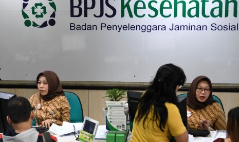 Petugas melayani warga di Kantor Pelayanan BPJS Kesehatan Jakarta Pusat, Matraman, Jakarta, Selasa (3/8/2019). P